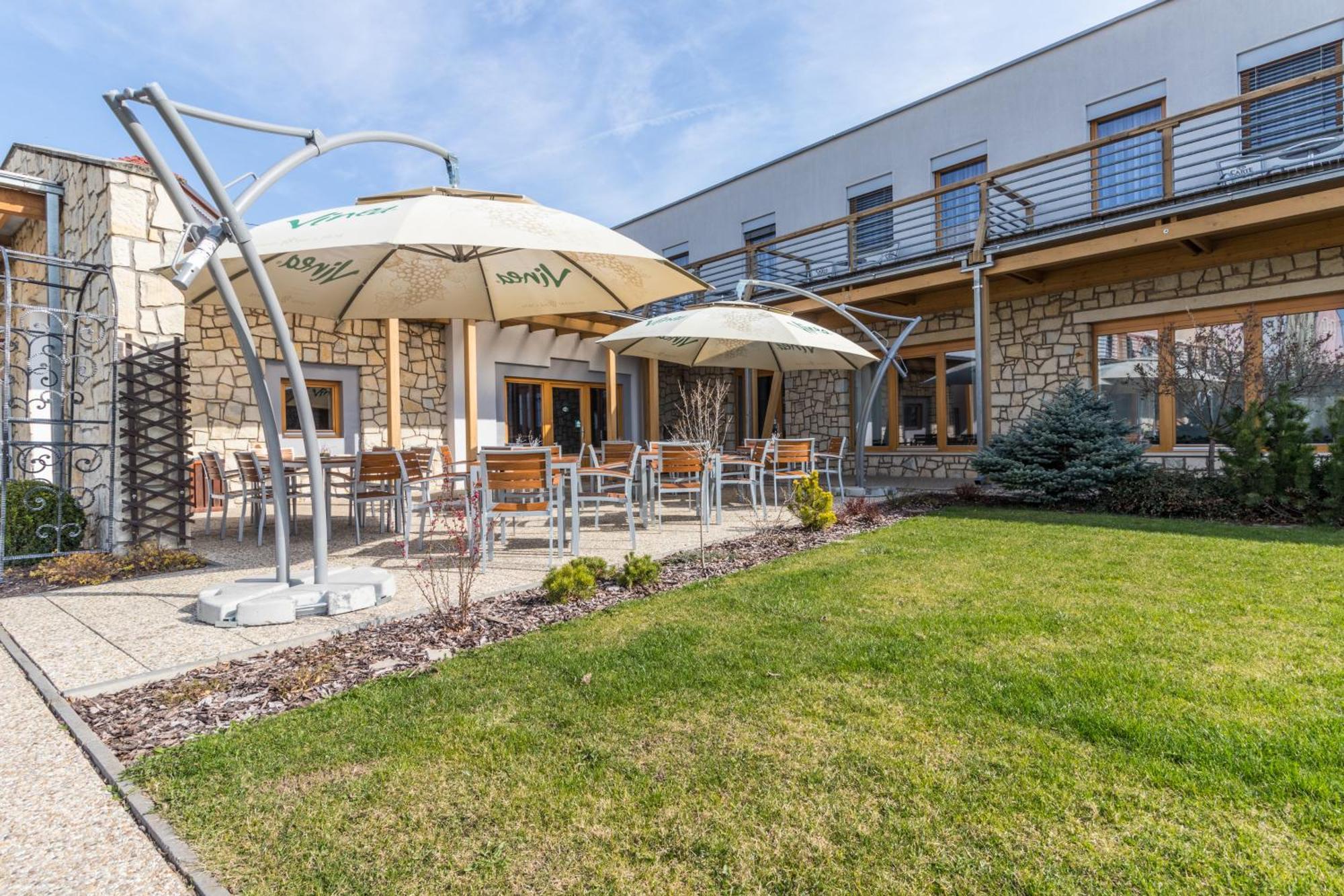 Hotel Kravi Hora Bořetice Εξωτερικό φωτογραφία